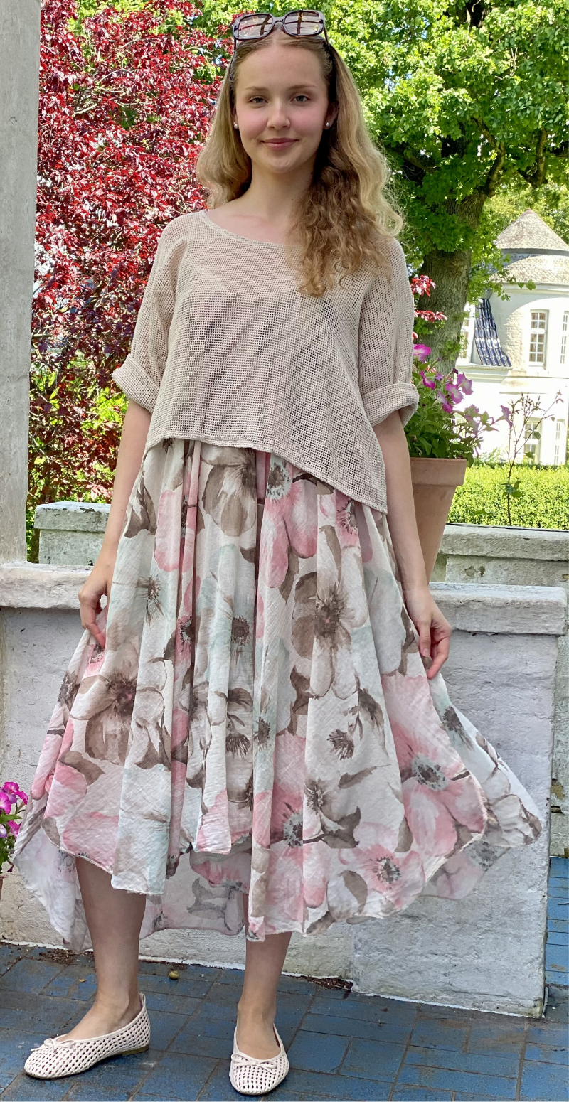 Ophelia kjole med blomsterprint og tynde stropper med tilhørende bluse beige LikeLondon
