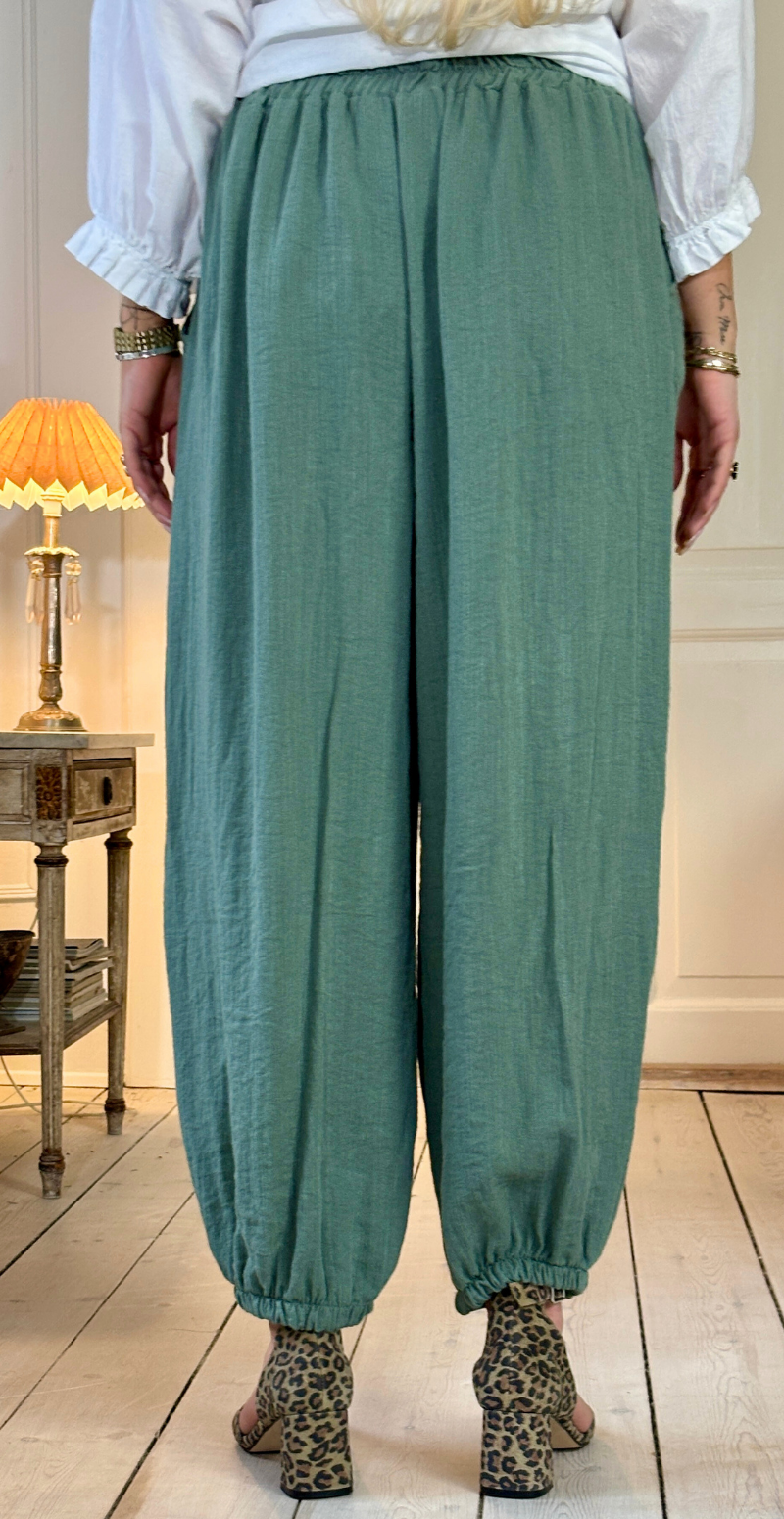 Marietta bukser med bindebånd i taljen og elastik i benene militare LikeLondon