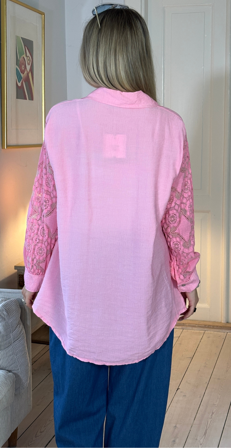 Simma skjorte med blondeærmer og lomme pink LikeLondon