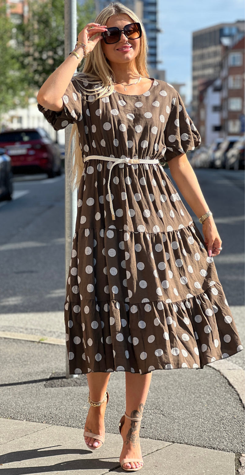 Elly kjole med dots og peplum brun LikeLondon