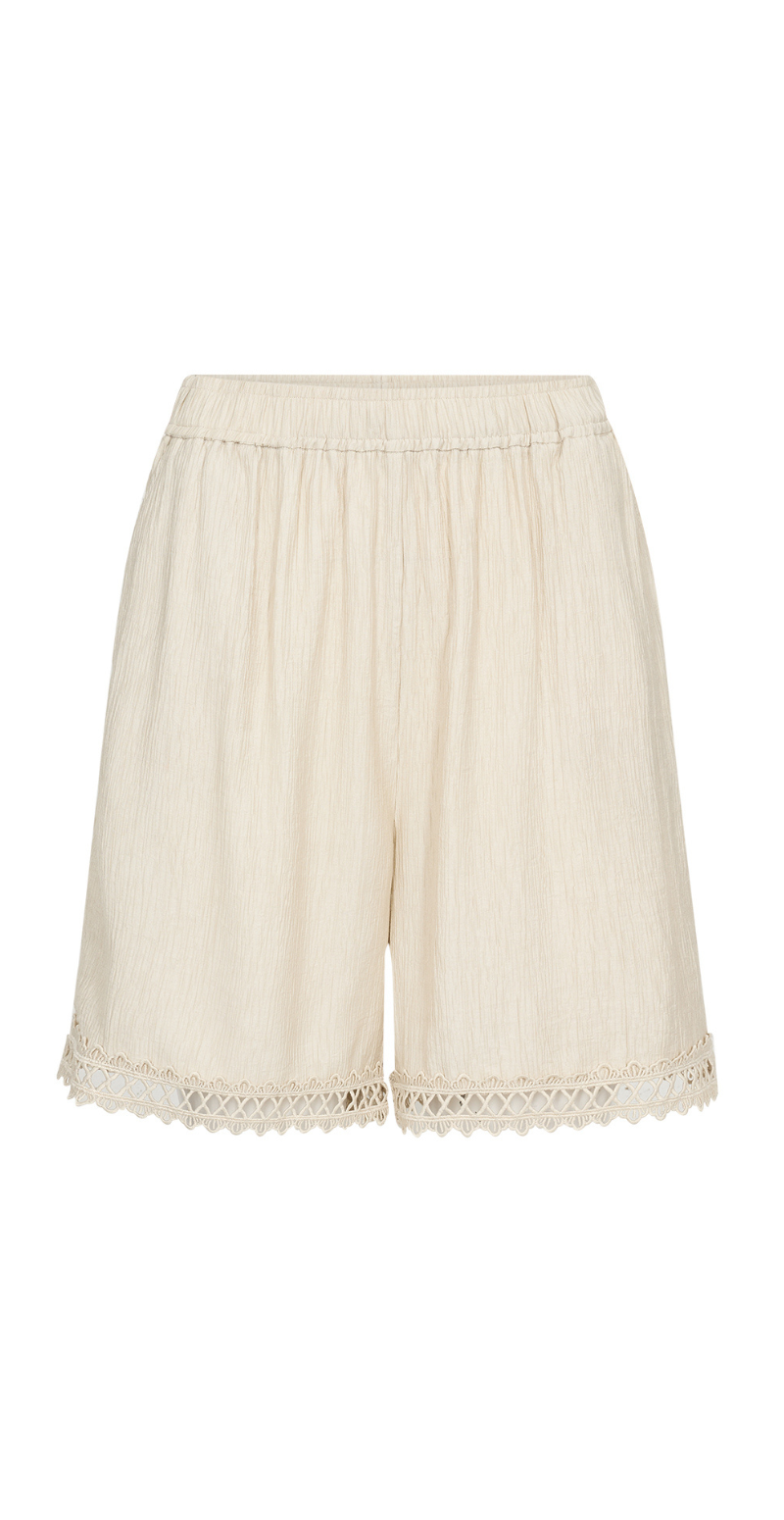 Regina bløde shorts med blondekant beige LikeLondon
