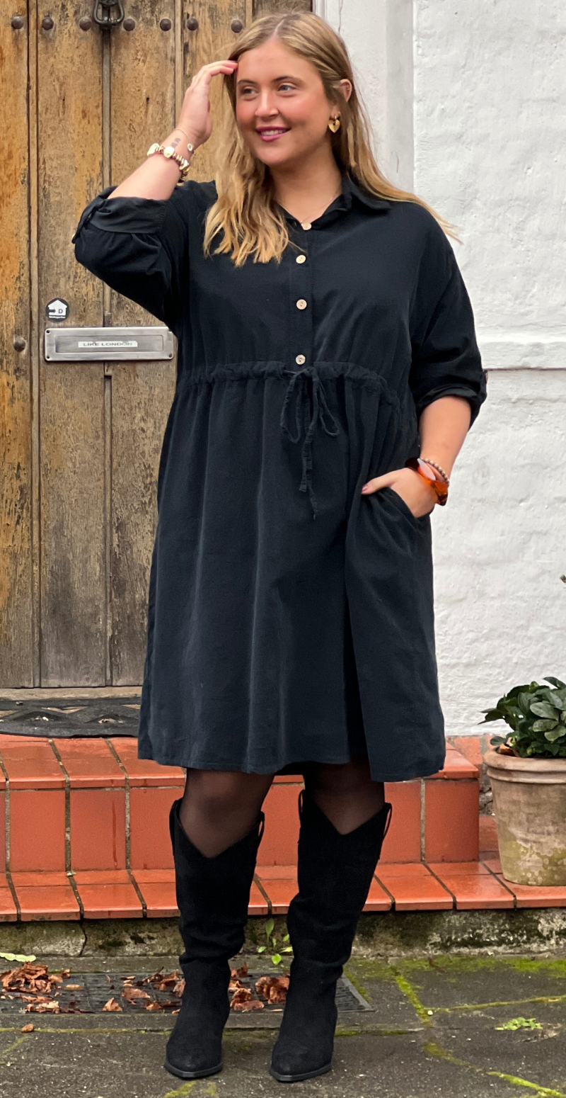 Silvia fløjlskjole med snøre i taljen sort LikeLondon