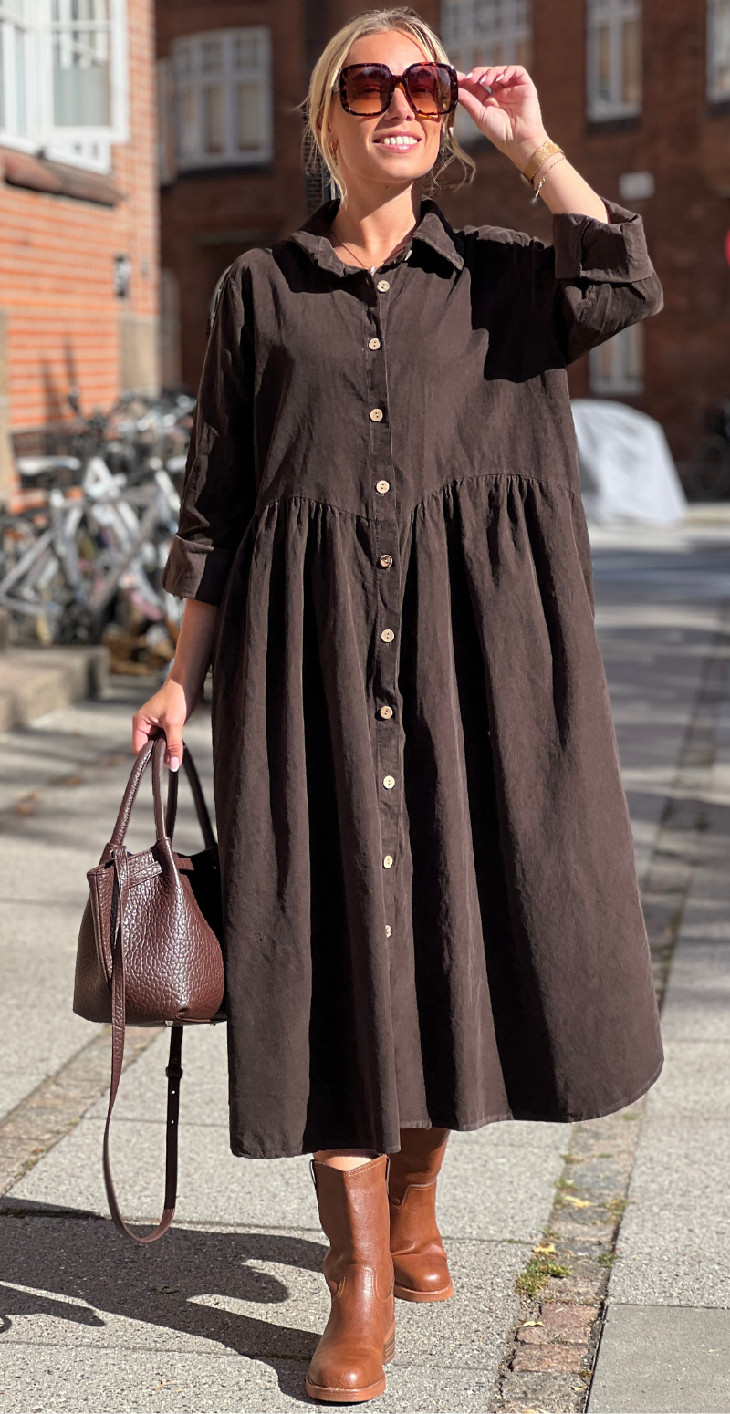 Benedikte fløjlskjole med rynker og knapper brun LikeLondon