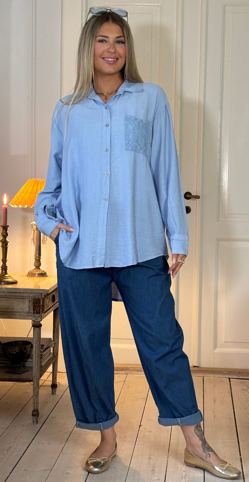 Tabitha skjorte med blonde detalje på ryggen sky LikeLondon