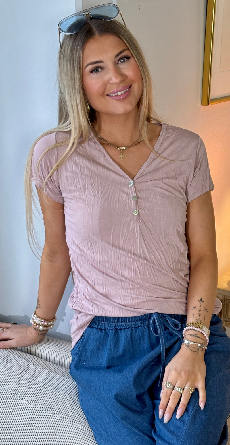 Anya bluse med v-hals og knapper gammel rosa LikeLondon