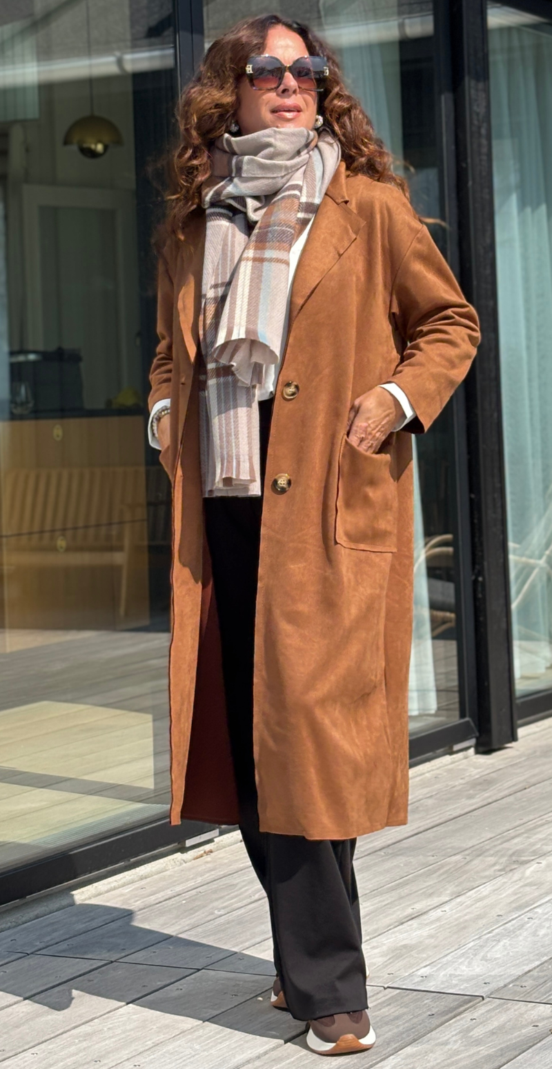 Kamella lang jakke i ruskindslook med knapper camel LikeLondon