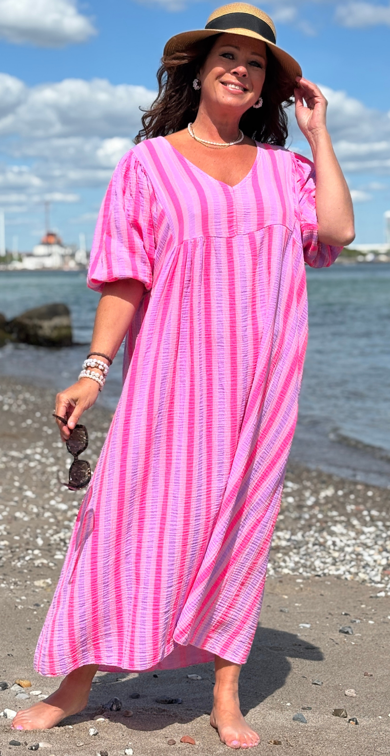 Zira lang kjole med striber og v-hals pink LikeLondon
