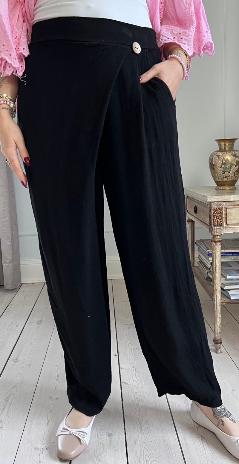 Normi bukser med træknap og slå-om effekt sort LikeLondon