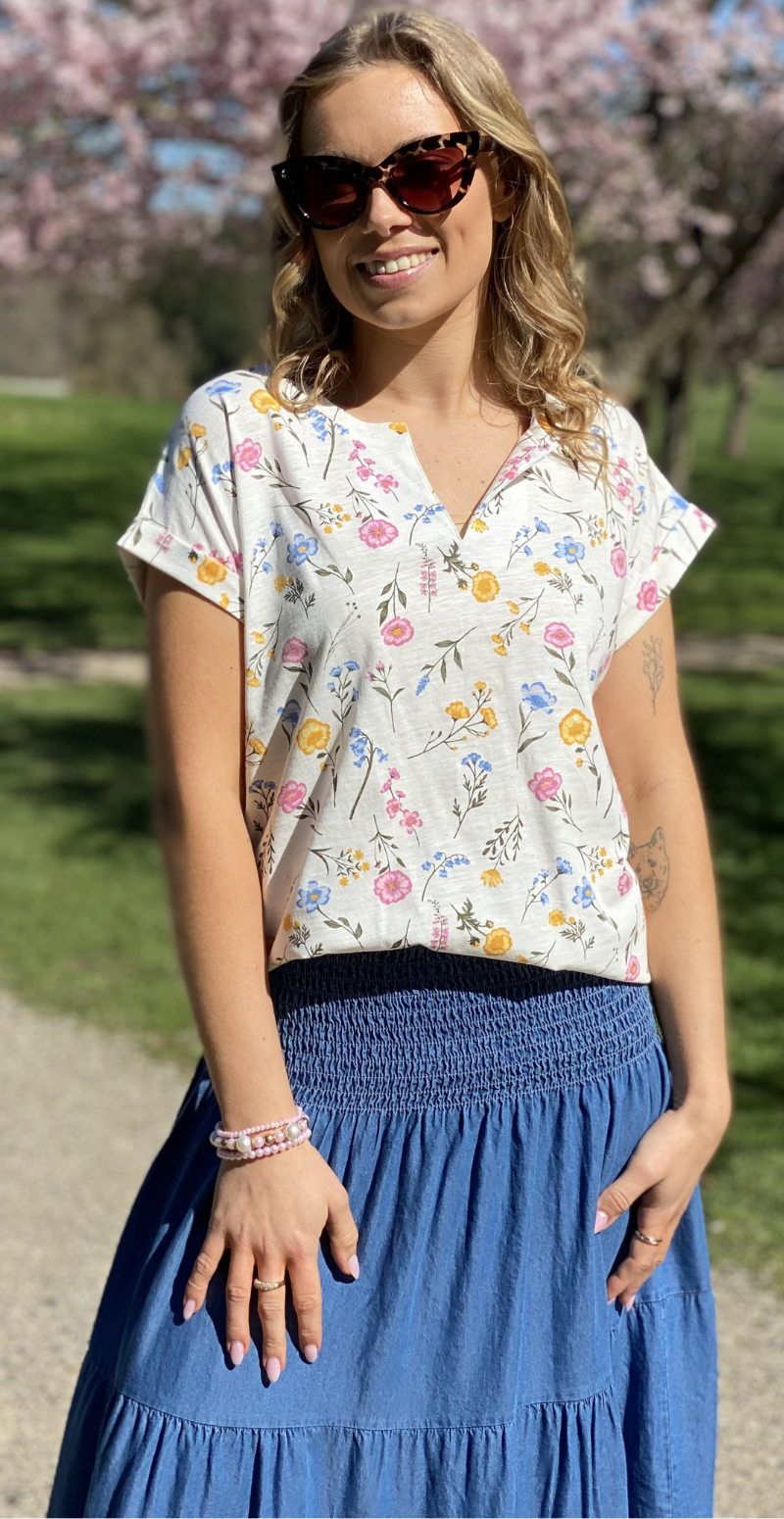 Viva T-shirt med v-hals og blomster star off-white w. golden haze Freequent