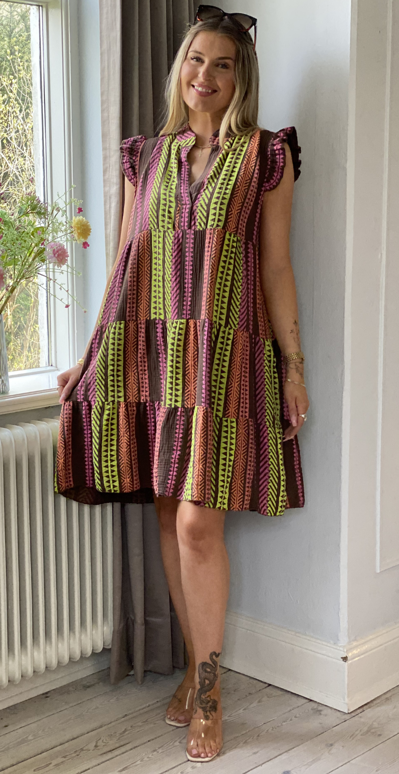 Fransiska kort kjole med peplum og grafisk mønster brun LikeLondon