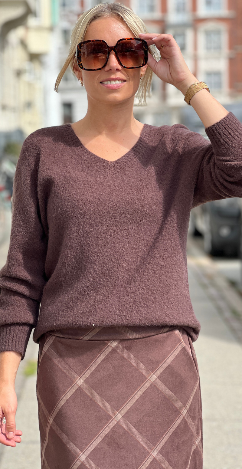 Karen ensfarvet strikbluse med v-hals brun LikeLondon