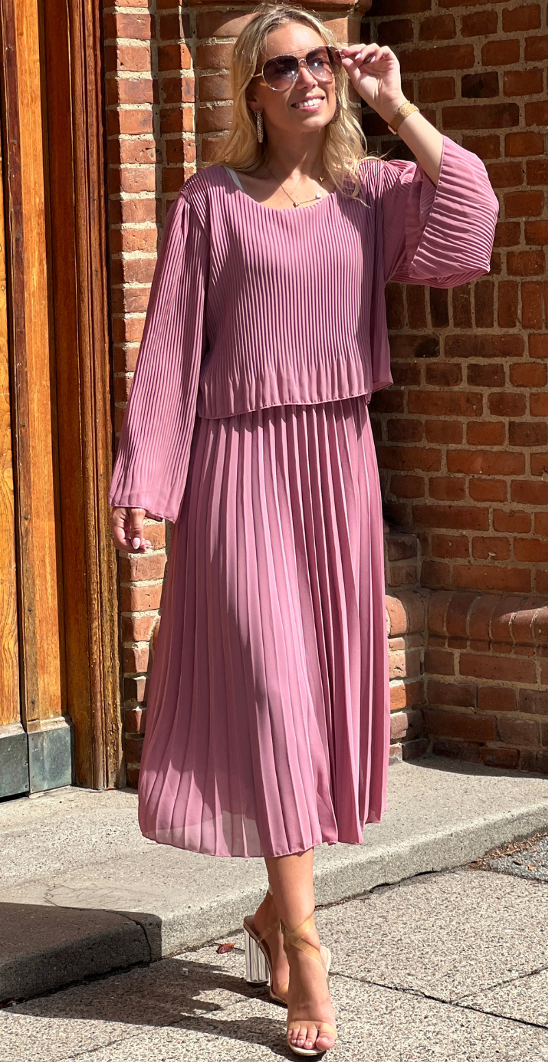 Carmen plisseret kjole med lange ærmer og elastik i taljen gammel rosa LikeLondon
