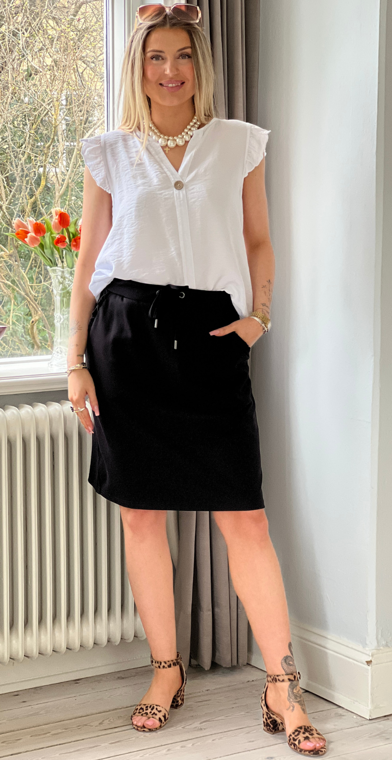 Evia nederdel med lommer og flæsedetaljer sort Stories