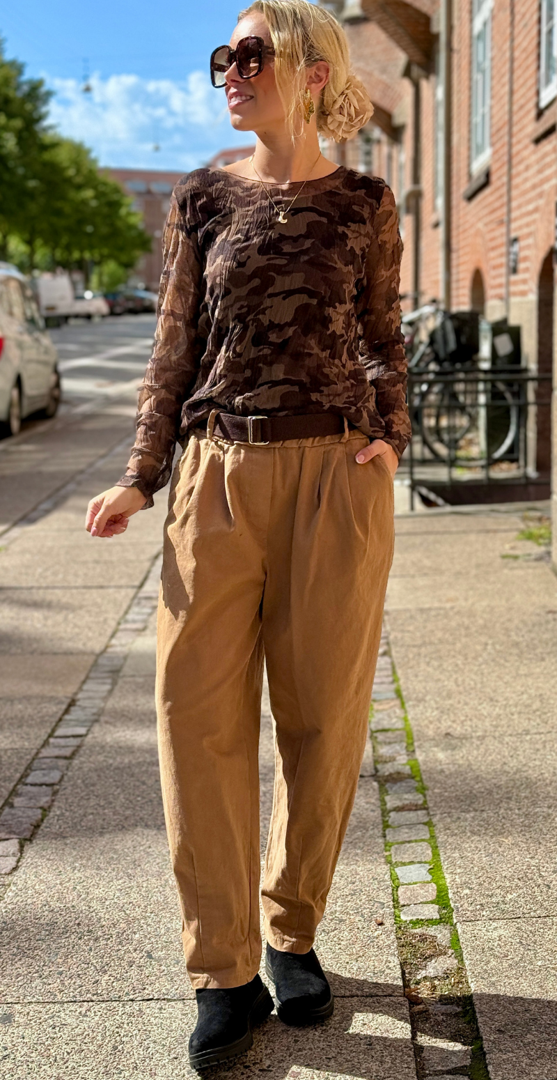 Therese bukser i twill med elastik i taljen og skrålommer camel LikeLondon