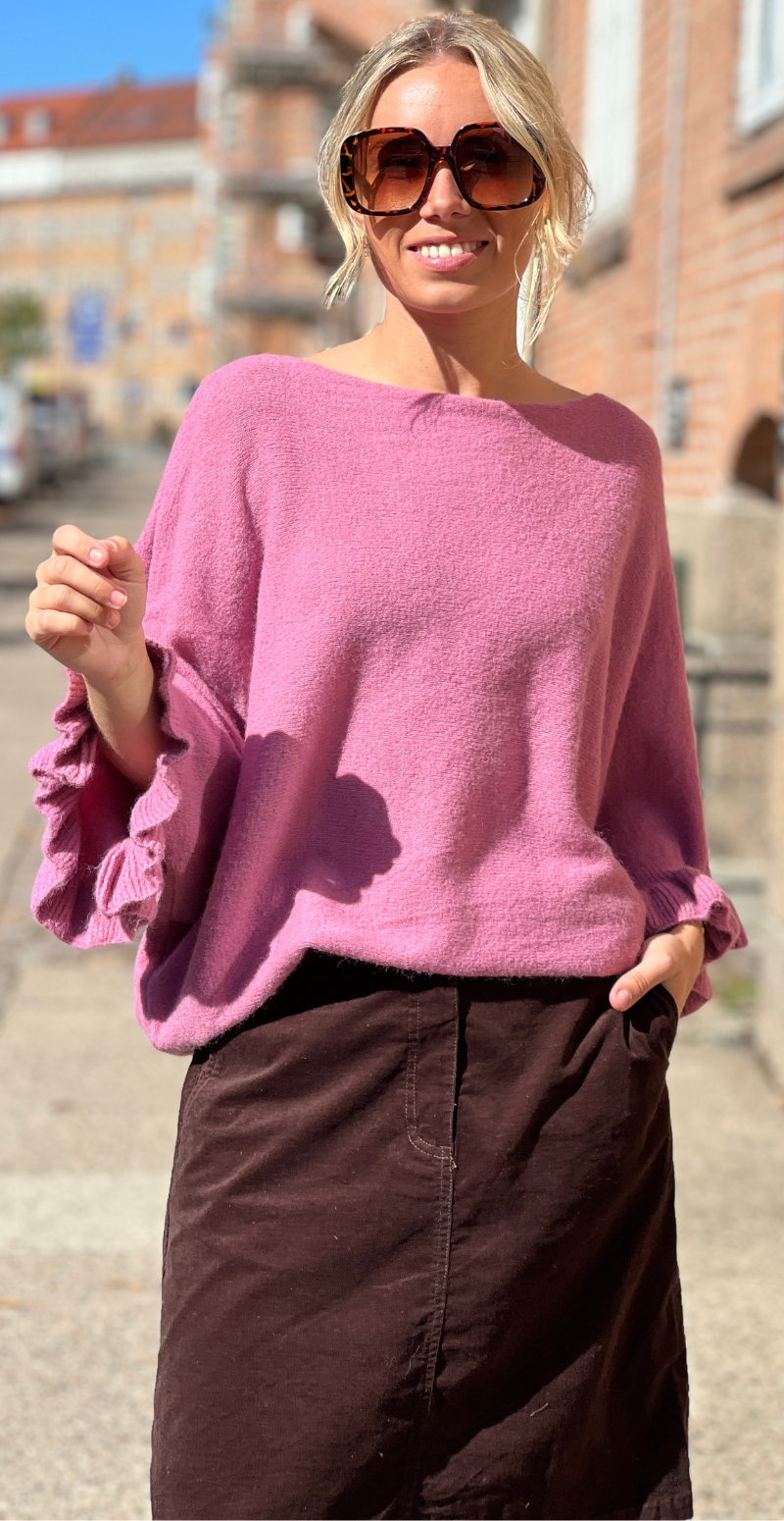 Louise strikbluse i baby alpaca med flæsedetaljer og 3/4 ærmer onion LikeLondon