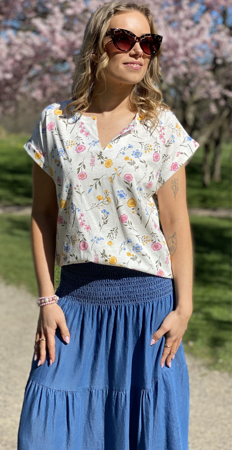 Viva T-shirt med v-hals og blomster star off-white w. golden haze Freequent