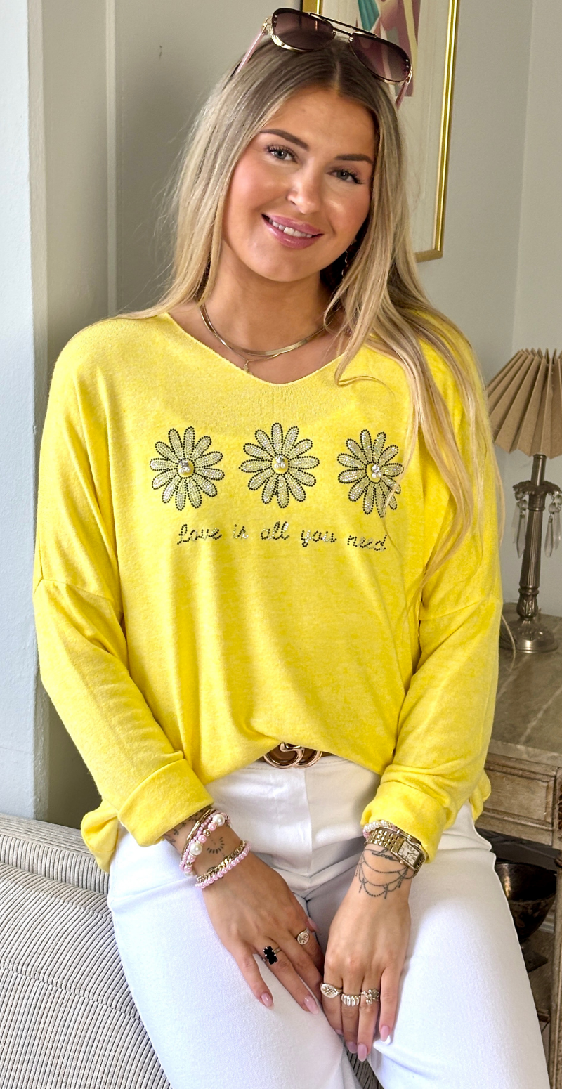 Tilda bluse med v-hals og 3 blomster med perler gul LikeLondon