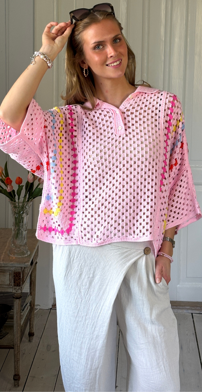 Thelma hæklet bluse med stolpelukning og krave rosa LikeLondon