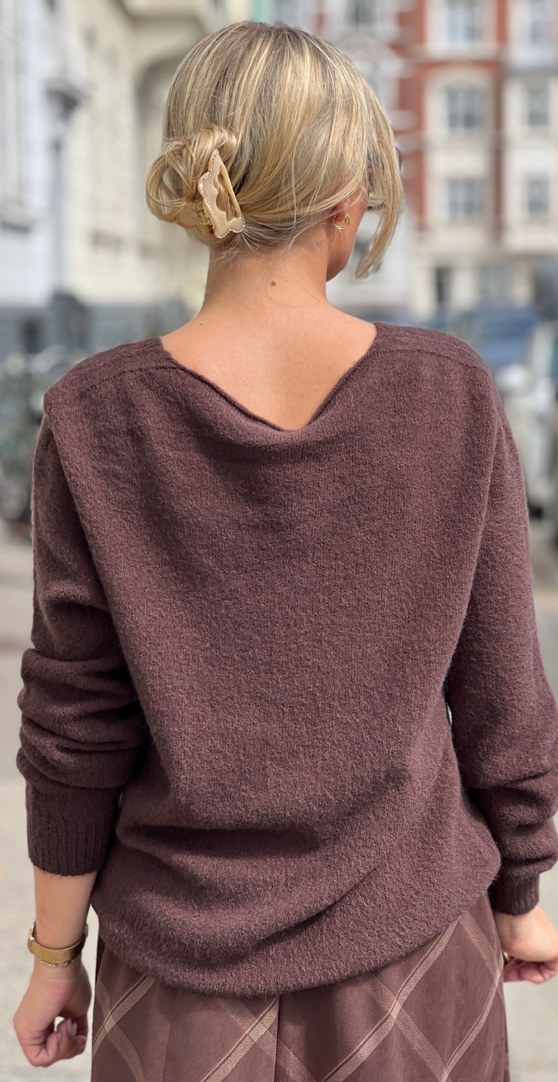 Karen ensfarvet strikbluse med v-hals brun LikeLondon