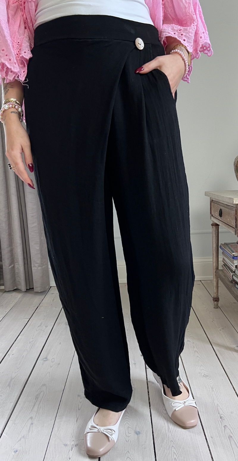 Normi bukser med træknap og slå-om effekt sort LikeLondon