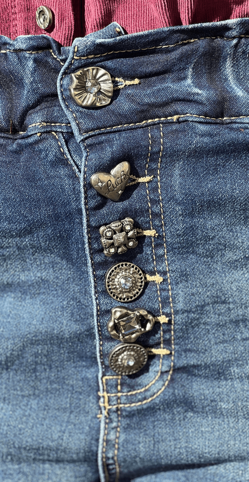 Janice jeans med smykke detaljer på knapperne LikeLondon