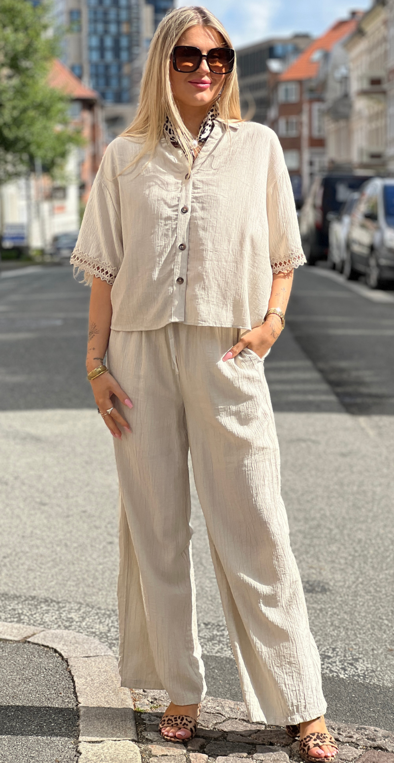Regina skjortebluse med blondekant beige LikeLondon