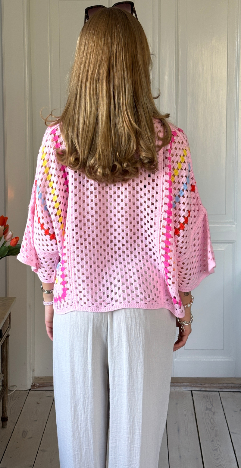 Thelma hæklet bluse med stolpelukning og krave rosa LikeLondon