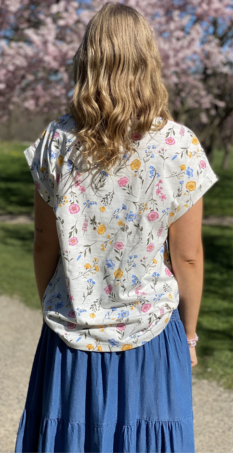 Viva T-shirt med v-hals og blomster star off-white w. golden haze Freequent