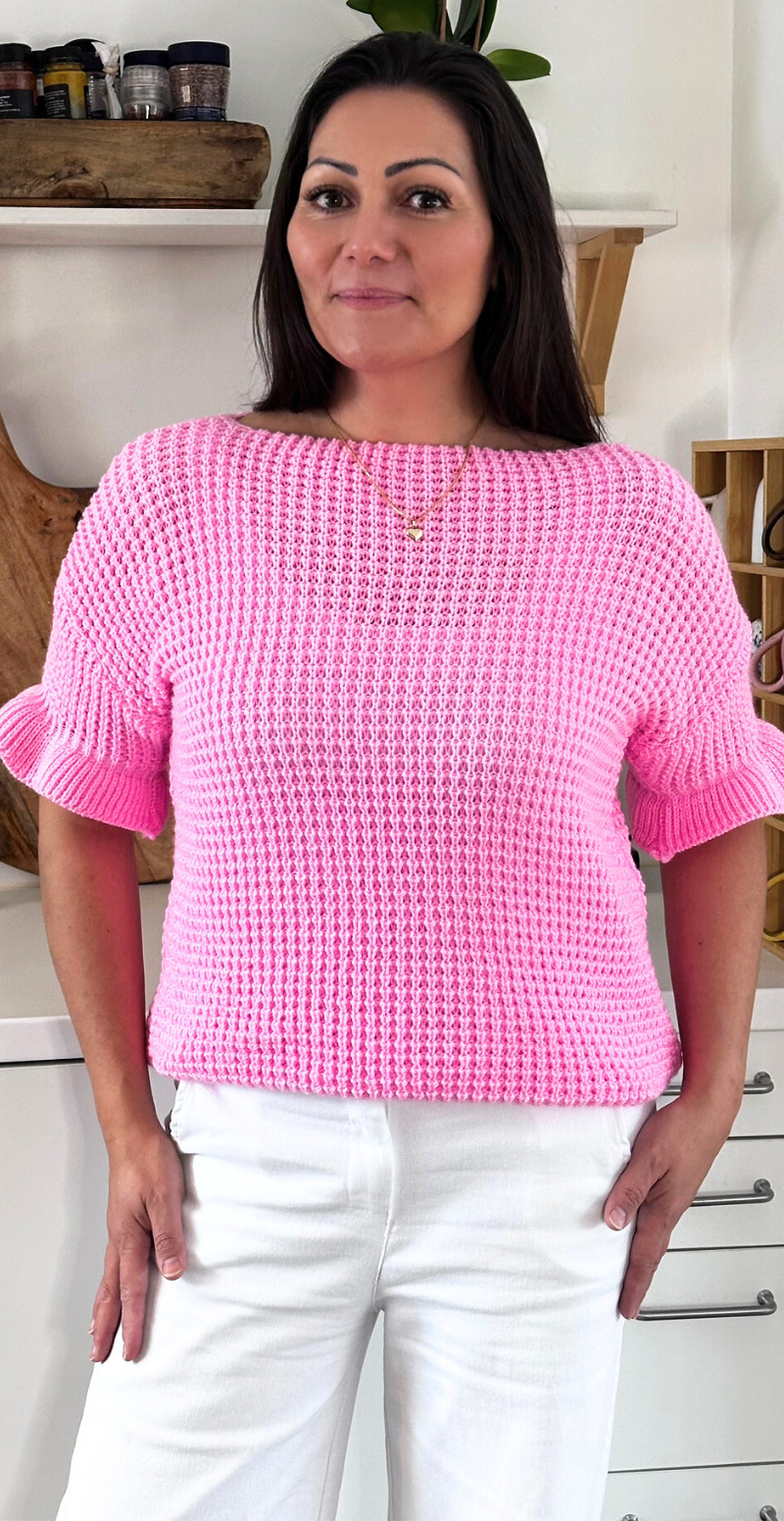 Chia strikbluse med kort flæseærme pink LikeLondon By Christina