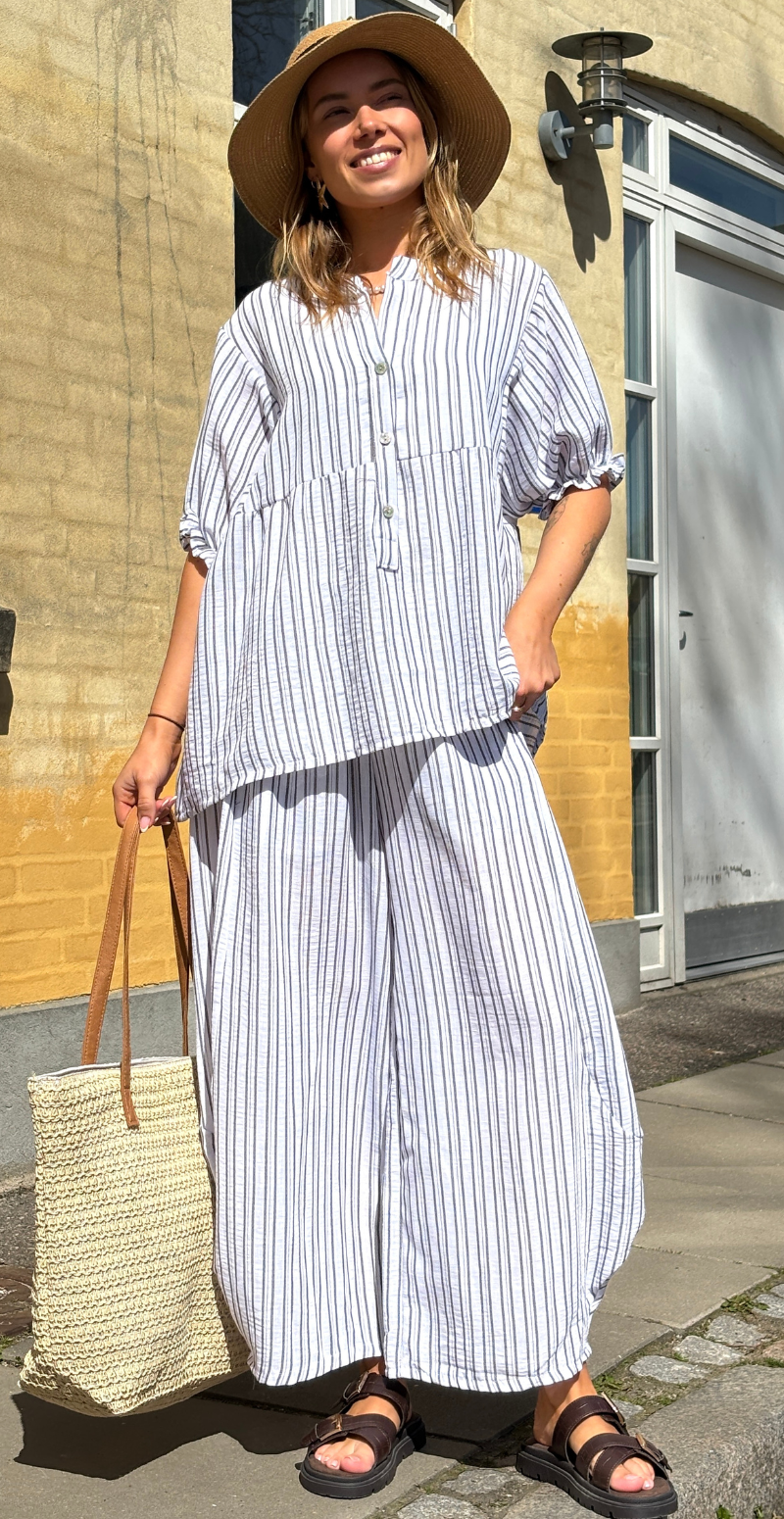 Merle stribet bluse med pufærmer og stolpelukning hvid LikeLondon