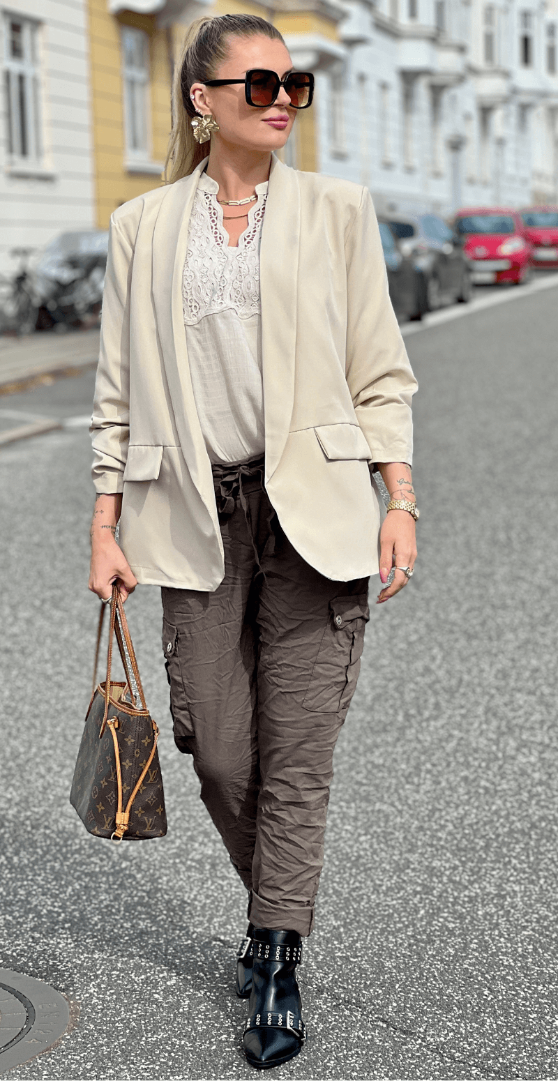 Sandy blazer med rynke effekt ved ærmet beige LikeLondon