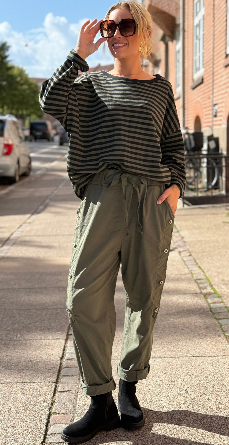 Zenia bluse med lange ærmer og striber sort/khaki LikeLondon