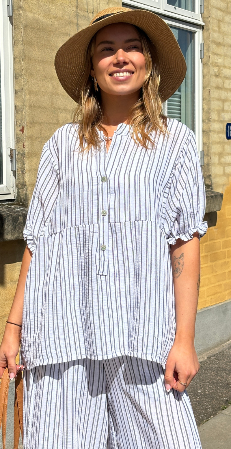 Merle stribet bluse med pufærmer og stolpelukning hvid LikeLondon