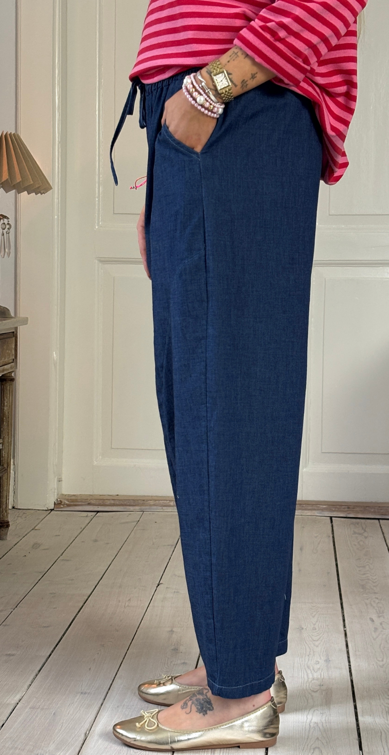 Forudbestil uge 8 Vally let denim buks med elastik i taljen dark jeans LikeLondon