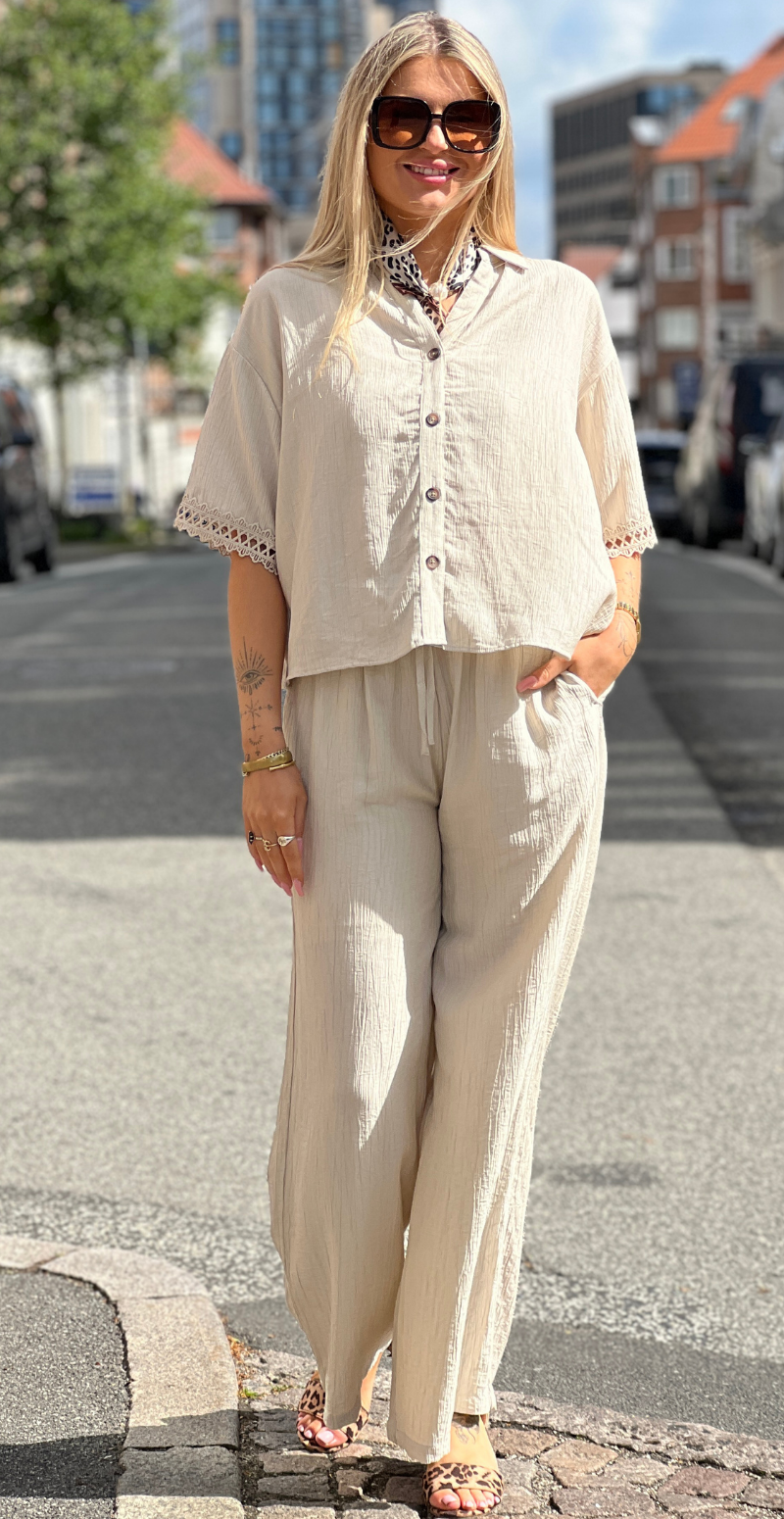Regina skjortebluse med blondekant beige LikeLondon