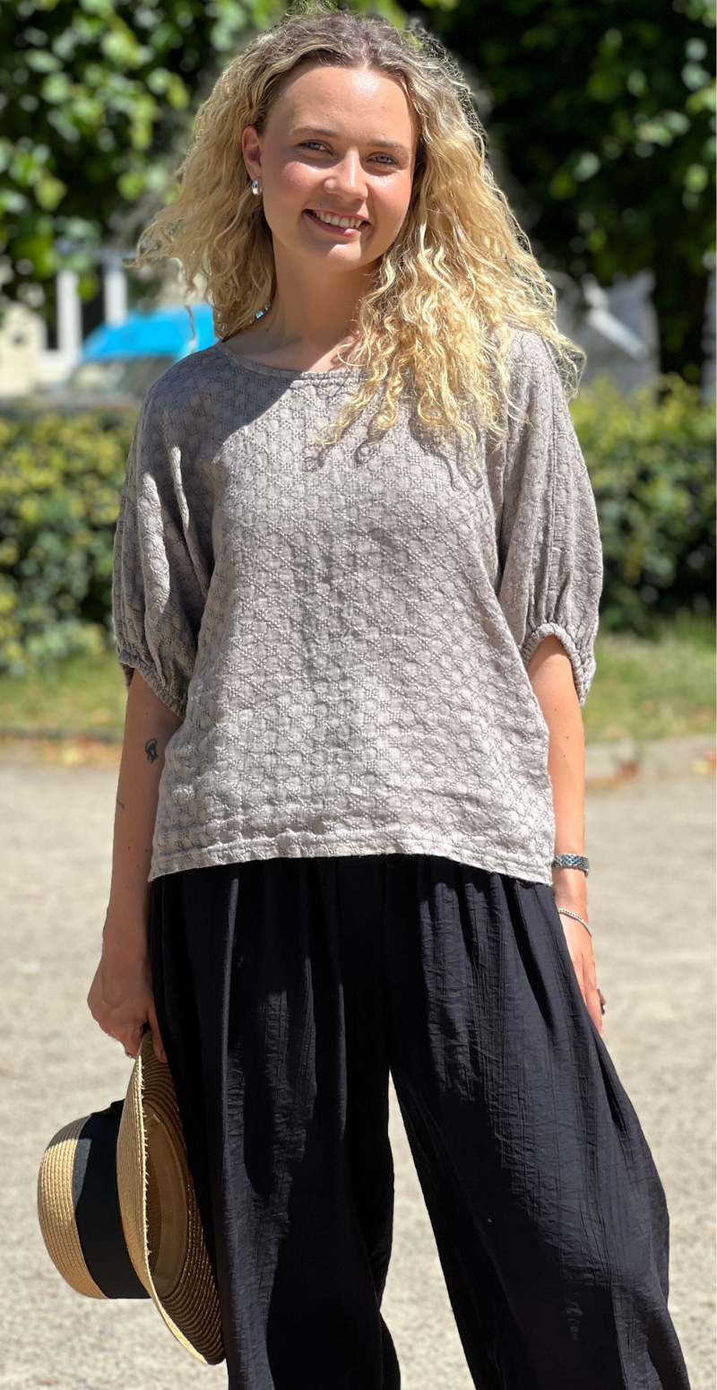 Jessica bluse med små broderede firkanter fango LikeLondon