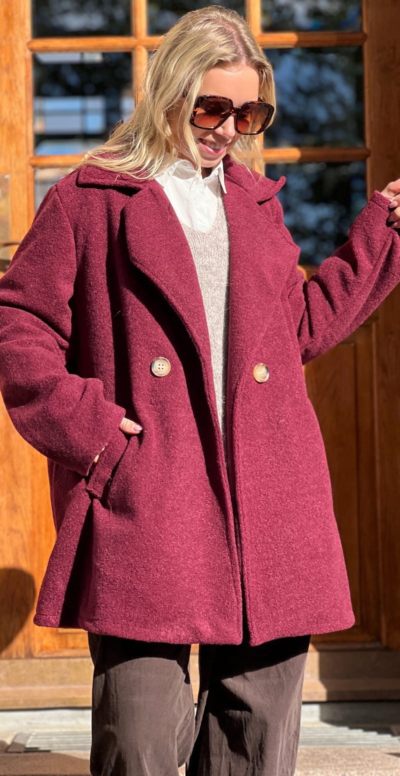 Yvonne klassisk kort jakke med lommer bordeaux LikeLondon