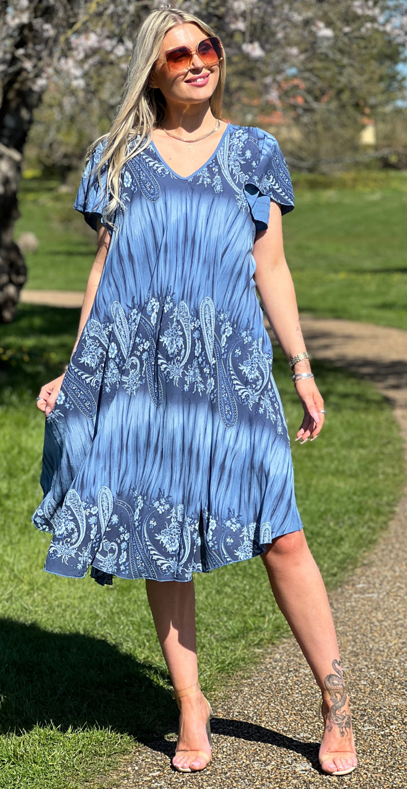 Leonora kortærmet kjole med paisley print jeans LikeLondon