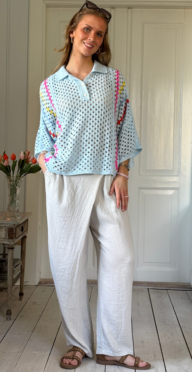 Thelma hæklet bluse med stolpelukning og krave lysblå LikeLondon