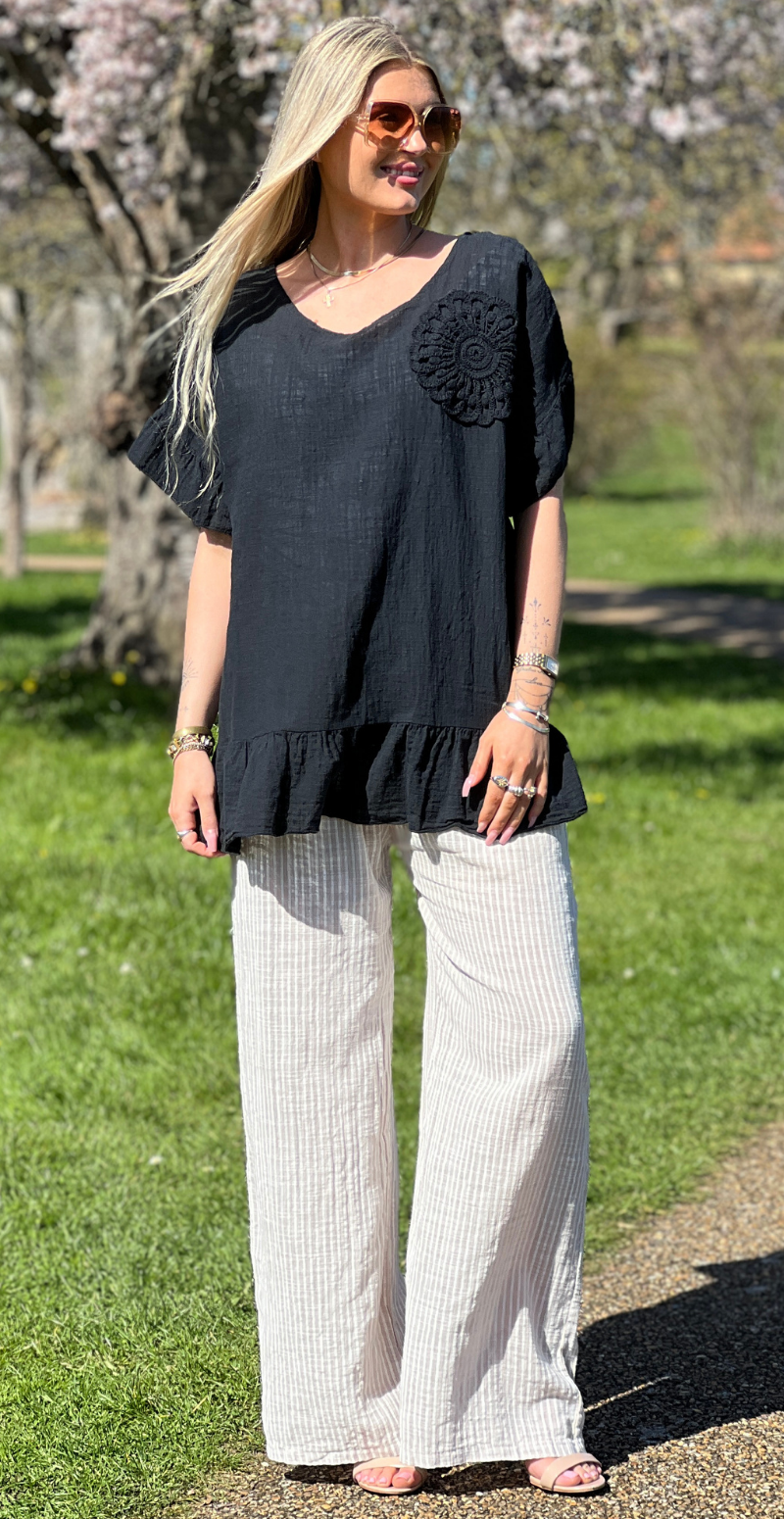 Carolina kortærmet bluse med peplum og hæklet blomst sort LikeLondon