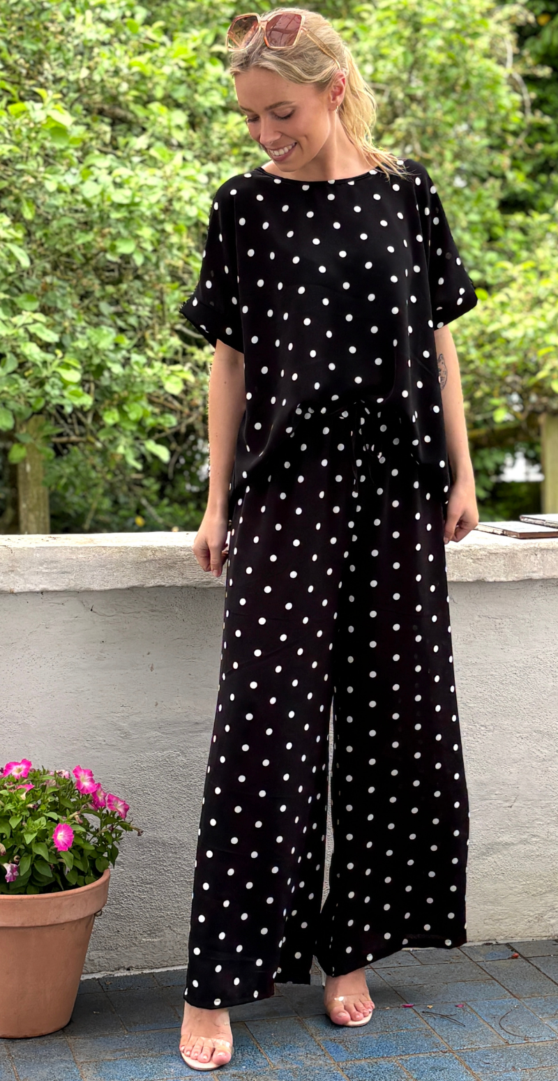 Helene sæt med polkaprikker bluse og bukser sort LikeLondon