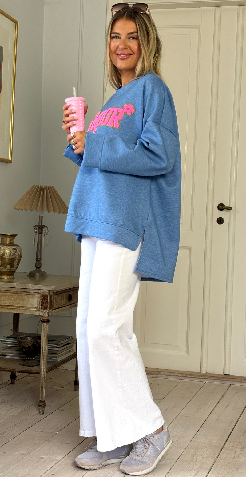 Allie sweatshirt med rund hals og "Amour" light jeans LikeLondon