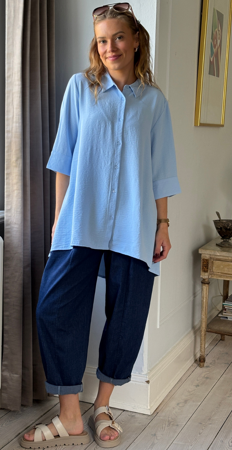 Carrie skjortebluse med længde bagtil lysblå LikeLondon
