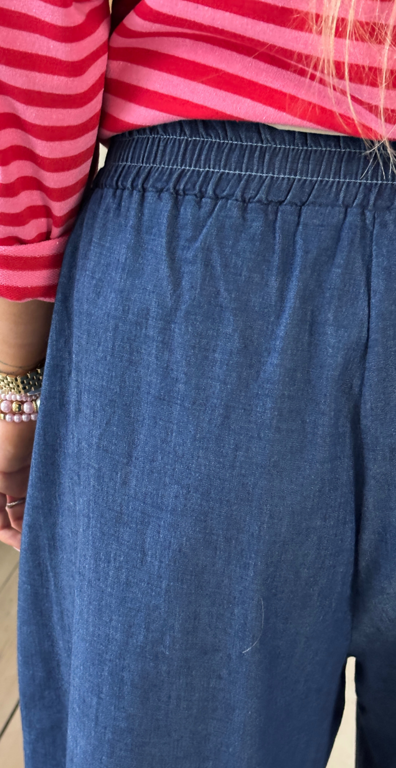 Forudbestil uge 8 Vally let denim buks med elastik i taljen dark jeans LikeLondon