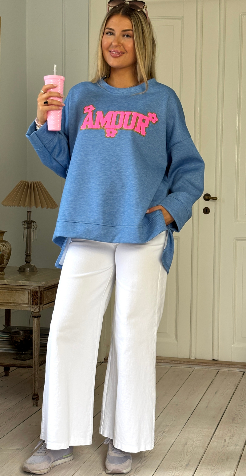 Allie sweatshirt med rund hals og "Amour" light jeans LikeLondon
