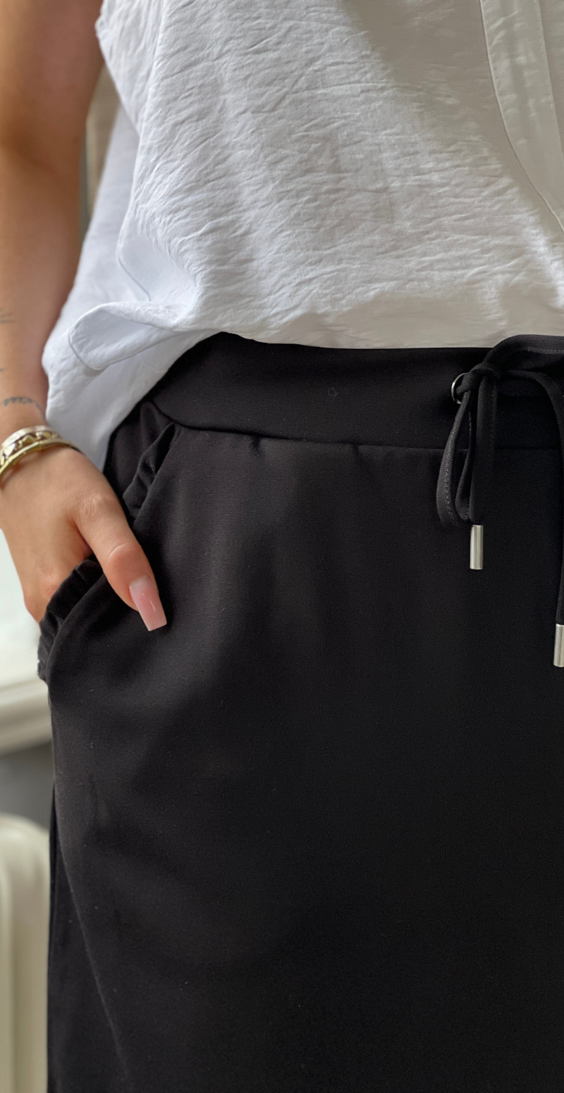 Evia nederdel med lommer og flæsedetaljer sort Stories