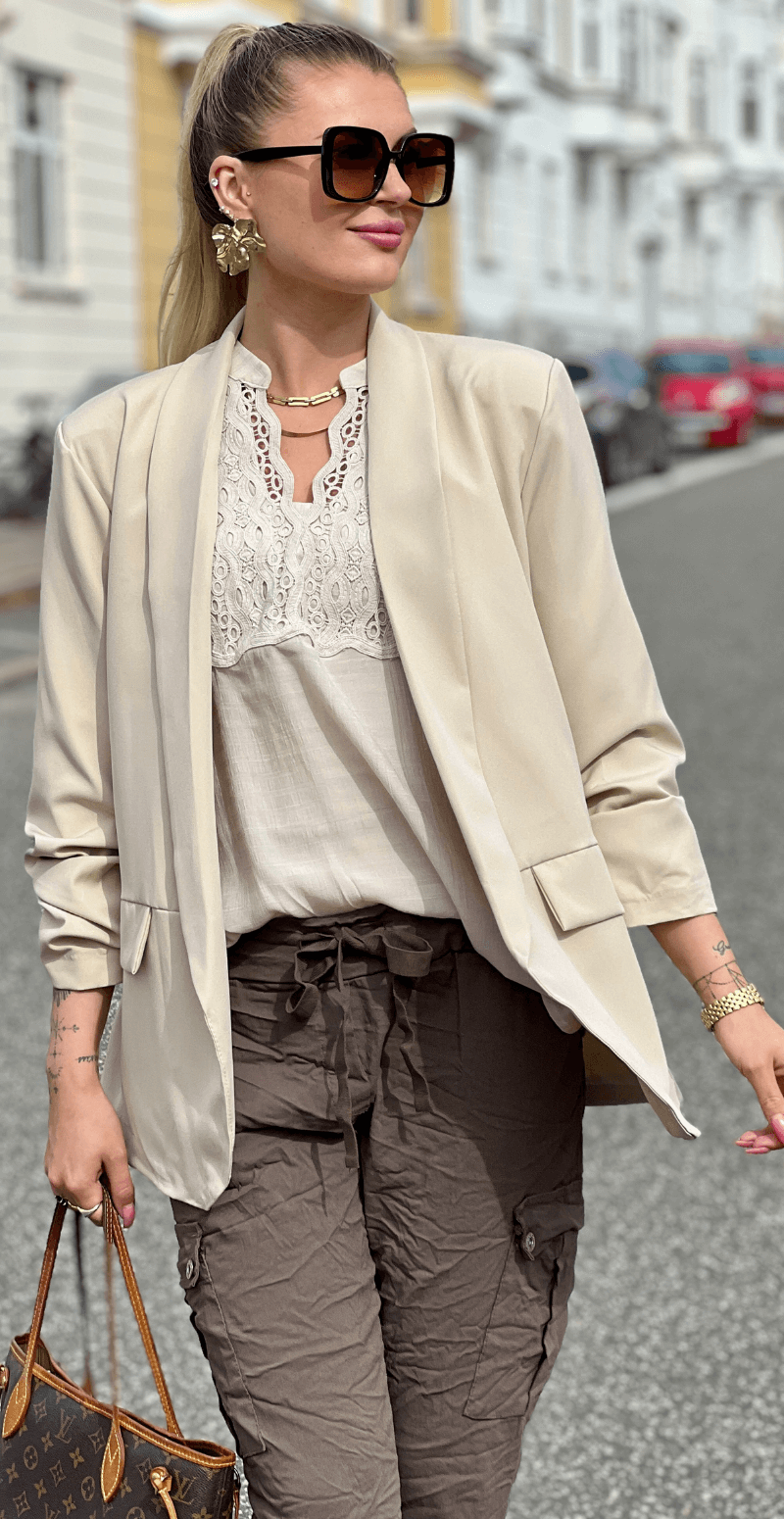 Sandy blazer med rynke effekt ved ærmet beige LikeLondon