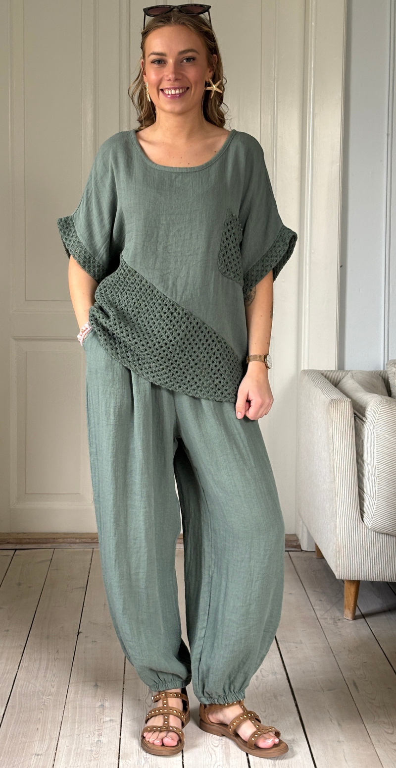 Gladys bluse med kort ærme og hæklede detaljer light militare LikeLondon