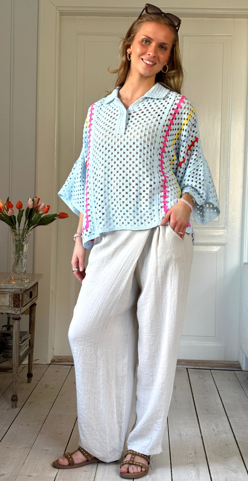 Thelma hæklet bluse med stolpelukning og krave lysblå LikeLondon