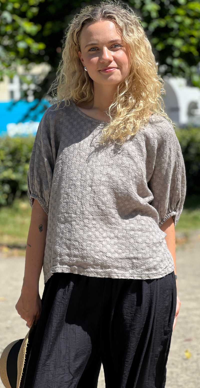 Jessica bluse med små broderede firkanter fango LikeLondon